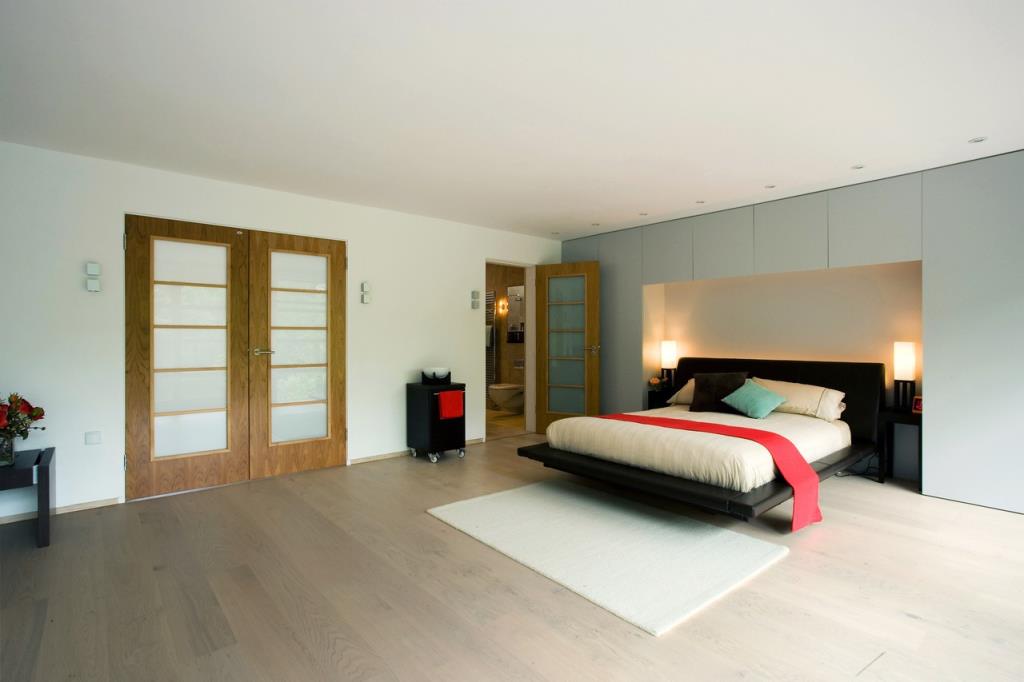 Lot: 40 - STUNNING CONTEMPORARY HOUSE AND DETACHED BOATHOUSE ON A PLOT OF AROUND TWO ACRES FEATURING AWARD-WINNING GARDENS - The Main Bedroom in Haddon Lake House